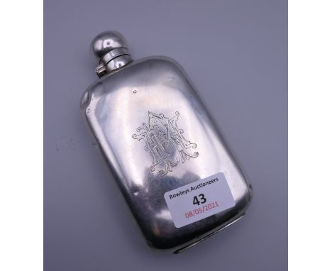 A silver hip flask. 15 cm high. 5 troy ounces.