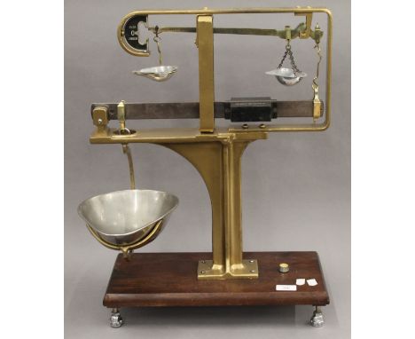 A set of Avery ratio scales. 59.5 cm high.