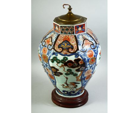 A LARGE 17TH CENTURY JAPANESE IMARI PORCELAIN VASE, mounted to a wooden base / fitted as a lamp, painted with panels of crane