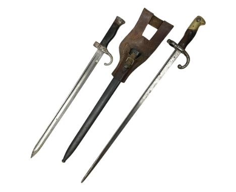 French Model 1892 Mannlicher Berthier bayonet with 39.5cm fullered blade; in metal scabbard with leather frog L54cm overall; 