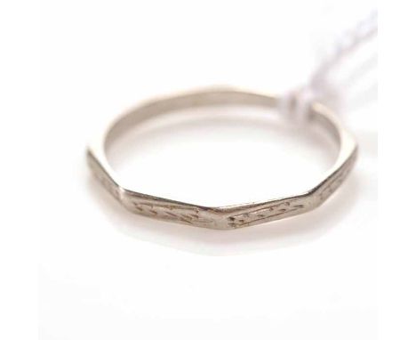 ART DECO PLATINUM WEDDING BAND
with octagonal exterior, with engraved decoration, marked PLAT