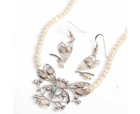 LATE TWENTIETH CENTURY ART NOUVEAU STYLE PEARL AND MOONSTONE NECKLET 
the decorative openwork drop 45mm across with central e