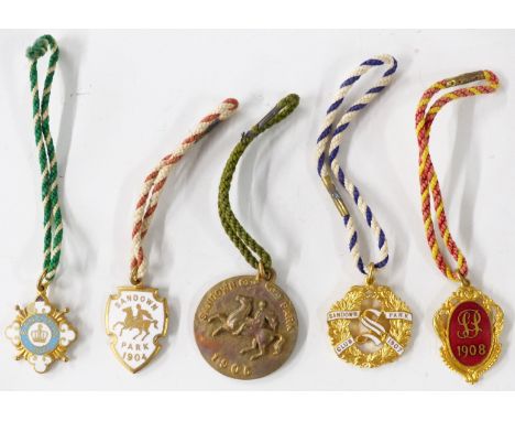 Five early Edwardian Sandown and Sandown Park horse racing enamel badges, each with member's number to the rear, comprising 1