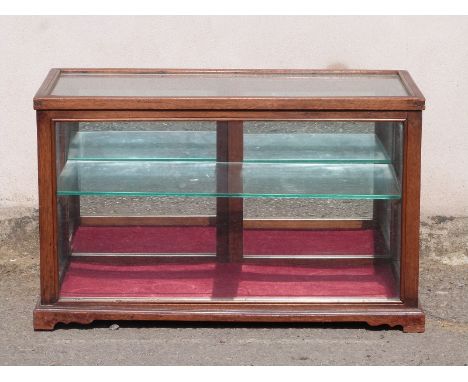 An oak framed glazed table top display cabinet with single glass shelf, H 40 x W65 x D33cm&nbsp;