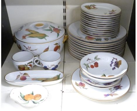 Royal Worcester Evesham dinner and tea ware including 11 dinner plates, 12 tea plates, large tureen etc, 33 pieces in total
