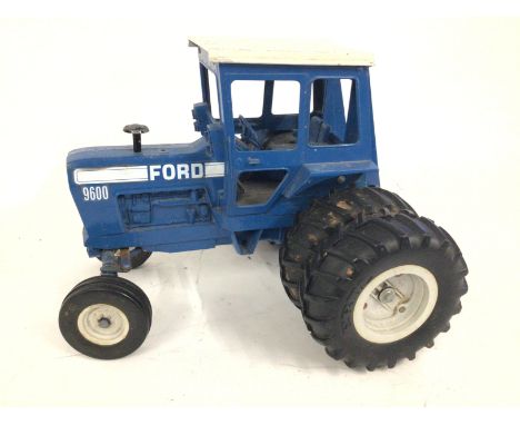 A metal ERTL MODEL Ford 9600 TRACTOR PLAYWORN scale 1..12. No reserve