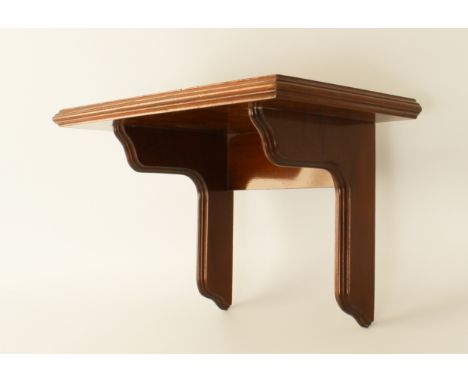 A walnut clock bracket - early 20th century, in good condition (LWH 39 x 23 x 26 cm)