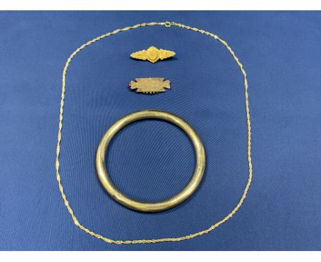 9CT GOLD JEWELLERY (4 ITEMS) to include an 8.5cms diameter bangle, two Victorian bar brooches, one with 'Forget me Not' detai