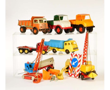 Gama u.a., Baufahrzeuge, Kräne u.a., Blech + Kst, mit Mängeln, umfangreich, für Bastler, Gama a.o., Construction Vehicles, Cr