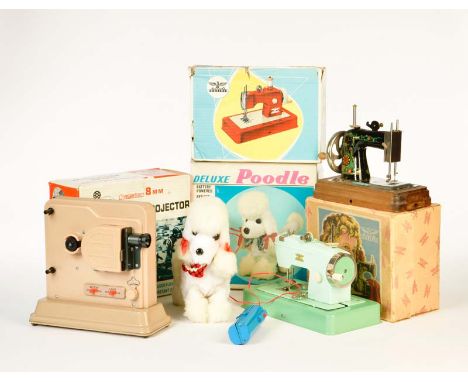Casige u.a., 2 Kindernähmaschinen, Pudel + Projektor, meist sehr guter Zustand, Casige a.o., 2 Children Sewing Machines, Pood