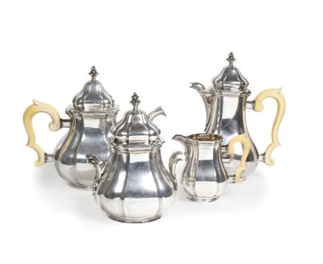 Service à thé café (4 pièces) en argent uni comprenant une cafetière, une théière, un sucrier couvert et un pot à lait. Le mo