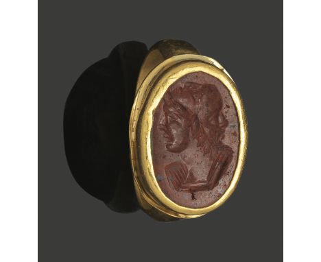Bague en or jaune sertie d’une intaille en jaspe rouge gravée d’un grylle à double portrait masculin.Art romain (pour l’intai
