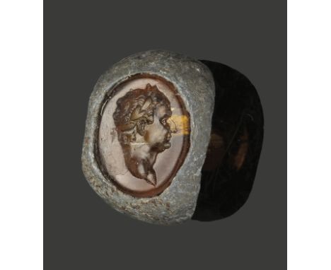 Bague en argent sertie d’une intaille en cornaline, gravée d’un buste masculin lauré vers la droite. Portrait présumé de Domi