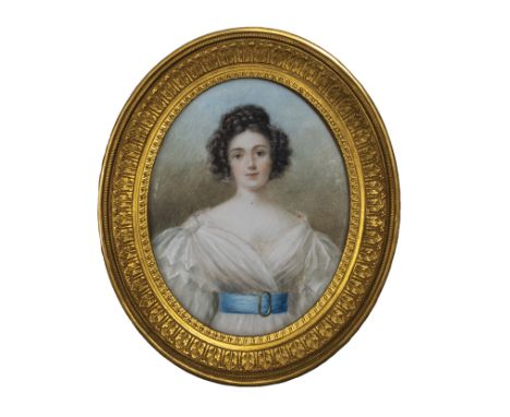 Attribué à Pierre DAUBIGNY (1793-1858).Portrait de femme à la robe blanche et ceinture bleue.Miniature ovale sur ivoire.95 x 