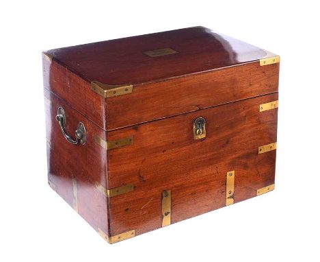 GEORGIAN MAHOGANY BRASS BOUND DECANTER BOX WITH METAL DROP HANDLES & BRASS PLAQUE TO TOP INSCRIBED "LIEUTENANT COL CULLEN LEI
