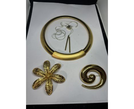FOUR MONET ITEMS TO INCLUDE A CHOKER, NECKLACE AND TWO BROOCHES