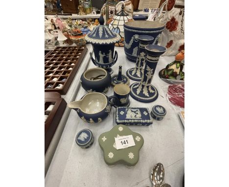A QUANTITY OF BLUE AND WHITE WEDGEWOOD TO INCLUDE A PAIR OF CANDLE STICKS, PLANTER, TRINKET BOXES ETC PLUS A SAGE GREEN TRINK