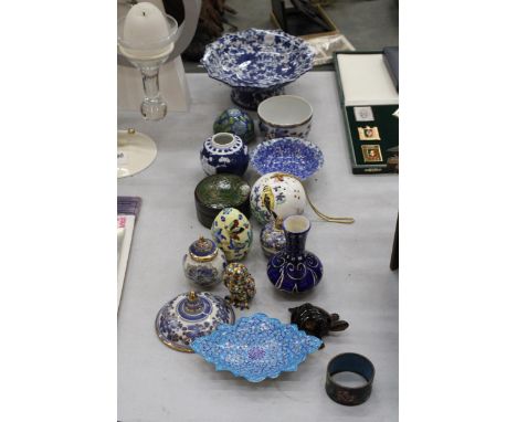 A QUANTITY OF SMALL CERAMICS TO INCLUDE TRINKET BOXES AND DISHES, A POMANDER, CLOISONNE EGG, TORTOISE, ETC