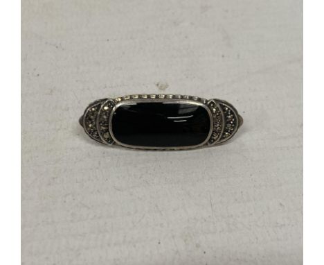 A VINTAGE 925 SILVER ART DECO BLACK ENAMELLED BROOCH - FRENCH 1930'S