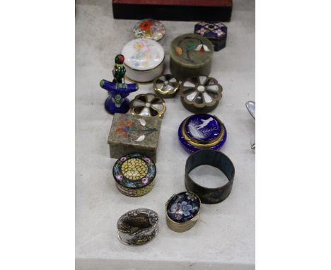 A MIXED LOT TWELVE TRINKET/ PILL BOXES PLUS A MINIATURE VINTAGE CHINESE BIRD FIGURINE