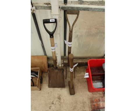 THREE VINTAGE GARDEN TOOLS TO INCLUDE A FORK, SHOVEL AND SLEDGE HAMMER