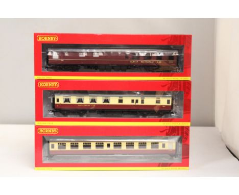 THREE HORNBY OO GAUGE CARRIAGES TO INCLUDE BR MK 1 RESTAURANT BUFFET COACH, BR MK1 TOURIST SECOND OPEN COACH AND BR MAUNSELL 