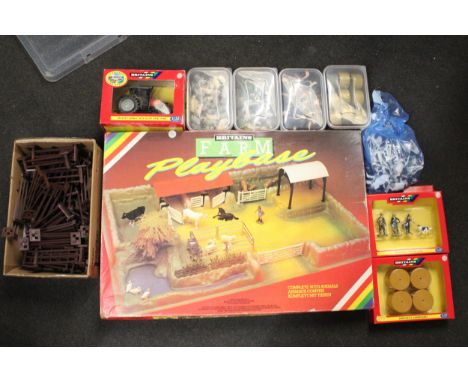 A QUANTITY OF BRITAINS 1:32 SCALE FARM MODELS TO INCLUDE A VINTAGE 4711 FARM PLAYBASE, A MASSEY FERGUSON 6290 TRACTOR, ROUND 
