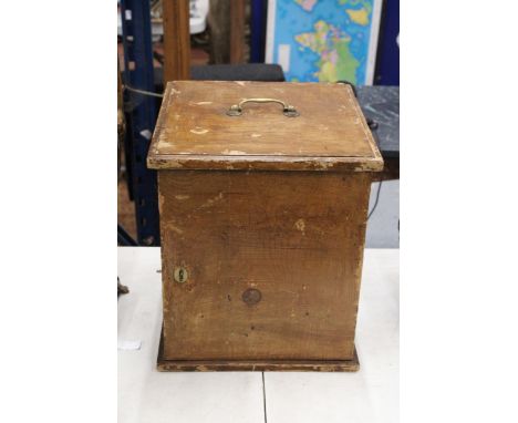 A VINTAGE OAK SPECIMEN CABINET WITH KEY AND BRASS CARRY HANDLE - 30 X 34.5 CM