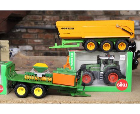FIVE SIKU 1:32 SCALE FARM MODELS TO INCLUDE A FENDT 930 VOLVO TRACTOR (AS NEW IN BOX), A FLAT BED TRAILER, A TIPPING TRAILER,