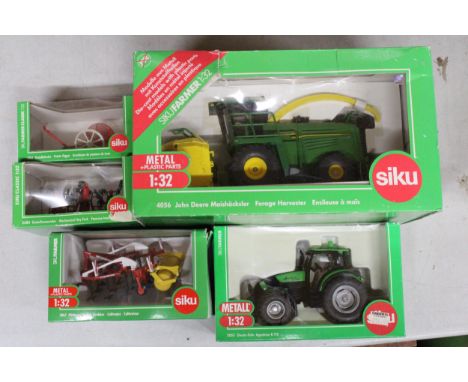 FIVE SIKU 1:32 SCALE FARM MODELS TO INCLUDE A JOHN DEERE FORAGE HARVESTER, A DEUTX-FAHR AGROTRON K 110 TRACTOR, A CULTIVATOR,