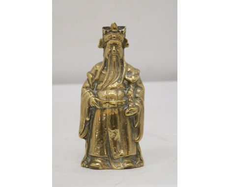 A VINTAGE BRASS CHINESE FIGURE, HEIGHT 16CM