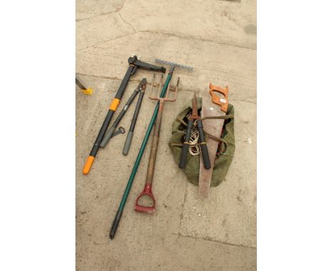 AN ASSORTMENT OF GARDEN TOOLS TO INCLUDE A FORK, A RAKE AND A SHEARS ETC