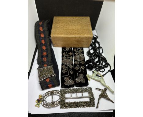 VARIOUS ITEMS TO INCLUDE A VINTAGE BELT, BUCKLES JET NECKLACES, BROOCHES ETC IN A WOODEN BOX