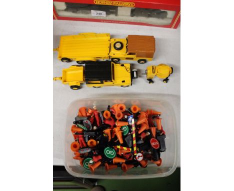 FIVE BRITAINS 1:32 SCALE MODELS TO INCLUDE 2 LAND ROVERS, A CEMENT MIXER, FLATBED TRUCK AND BOX TRAILER PLUS ROAD WORKER FIGU