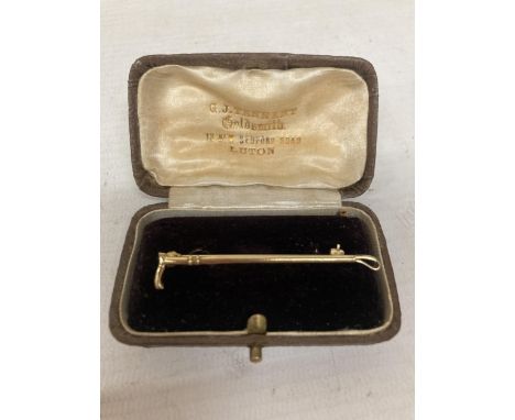 A VINTAGE 9CT GOLD RIDING CROP BROOCH - THREE GRAMS