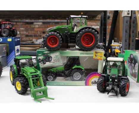 FOUR SIKU 1:32 SCALE TRACTOR MODELS TO INCLUDE A DEUTZ AGROXTRA (AS NEW IN BOX), A FENDT 1050, A JOHN DEERE WITH FRONT FORKLI