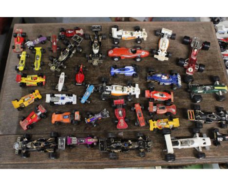A LARGE VINTAGE COLLECTION OF DIE-CAST FORMULA 1 RACING CARS TO INCLUDE CORGI, MATCHBOX, ZYLMEX, ETC