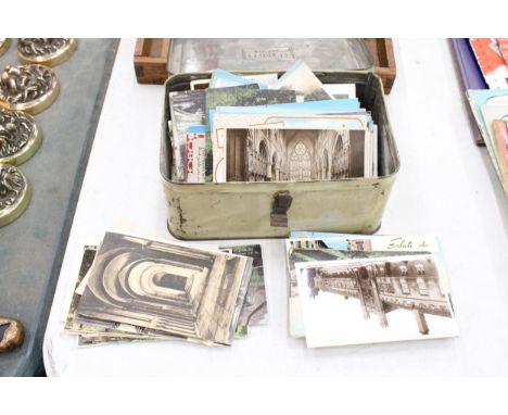 A COLLECTION OF VINTAGE POSTCARDS TO INCLUDE EDWARDIAN, IN A VINTAGE TIN