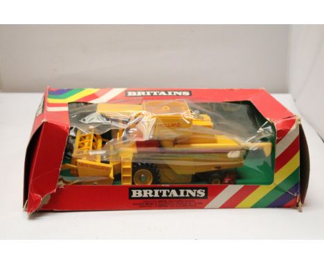 A BRITAINS 1:32 SCALE NEW HOLLAND COMBINE HARVESTER - AS NEW IN BOX