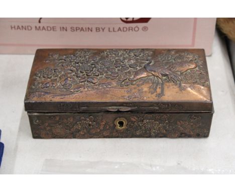 AN EARLY 20TH CENTURY JAPANESE REPOUSSE DECORATIVE JEWELLERY/TRINKET BOX WITH CRANE DECORATION TO THE LID