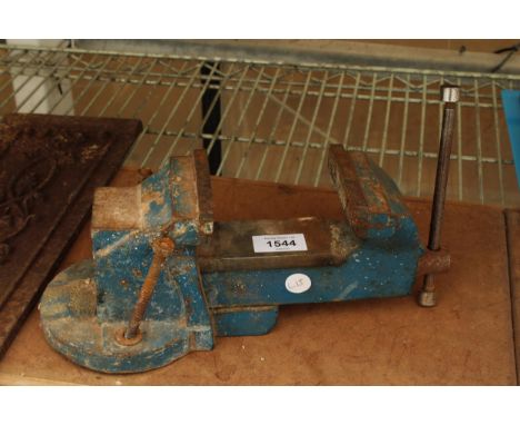 A VINTAGE HEAVY DUTY CAST IRON BENCH VICE