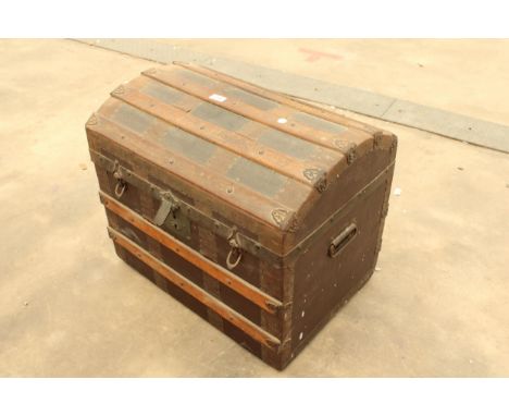 AN EARLY 20TH CENTURY DOMED TOP TRAVELLING TRUNK WITH THREE DIVISION LIFT-OUT TRAY, 24" X 16"