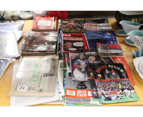 A LARGE QUANTITY OF VINTAGE MAGAZINES TO INCLUDE MANCHESTER UNITED, MANCHESTER CITY PLUS A COLLECTION OF NEWSPAPER FOOTBALL R