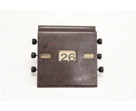 A VINTAGE 1920'S/1930'S ART DECO BAKELITE PERPETUAL DESK CLOCK