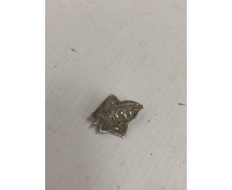A VINTAGE 925 SILVER LEAF BROOCH