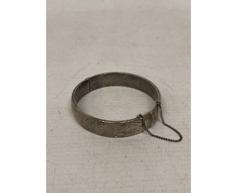 A VINTAGE STERLING SILVER BANGLE ETCHED TO THE FRONT - WEIGHT 20.35 G