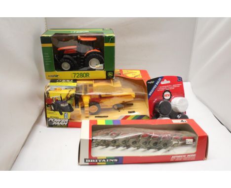 FOUR BRITAINS 1:32 SCALE MODELS TO INCLUDE A MOTORISED NEW HOLLAND COMBINE HARVESTER, A JOHN DEERE 7280R TRACTOR, A WIDTH PLO