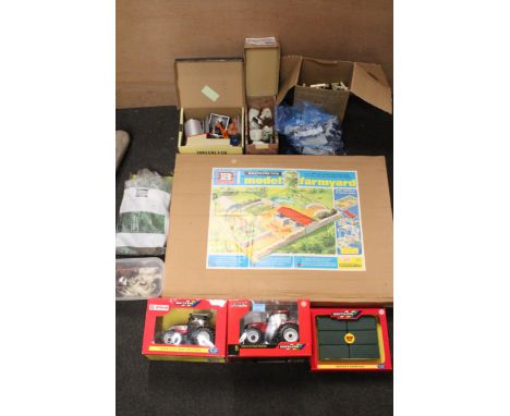 A LARGE COLLECTION OF BRITAINS 1:32 SCALE FARM MODELS TO INCLUDE A VINTAGE MODEL FARMYARD, A STEYR 6135 PROFI TRACTOR, A CASE