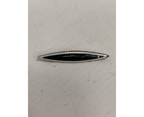 A VINTAGE BLACK ENAMELLED 925 SILVER BROOCH