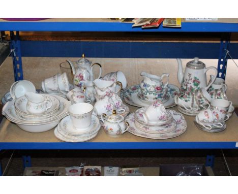 A LARGE QUANTITY OF VINTAGE TEAWARE TO INCLUDE COFFEE POTS, SERVING DISHES, JUGS, SUGAR BOWLS, CUPS, SAUCERS, PLATES, ETC